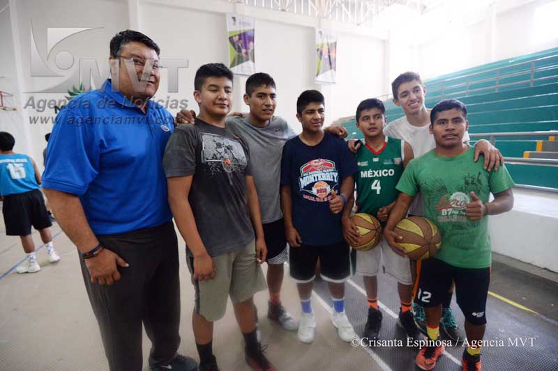 Entrenan «niños Triquis» basquetbolistas en Metepec