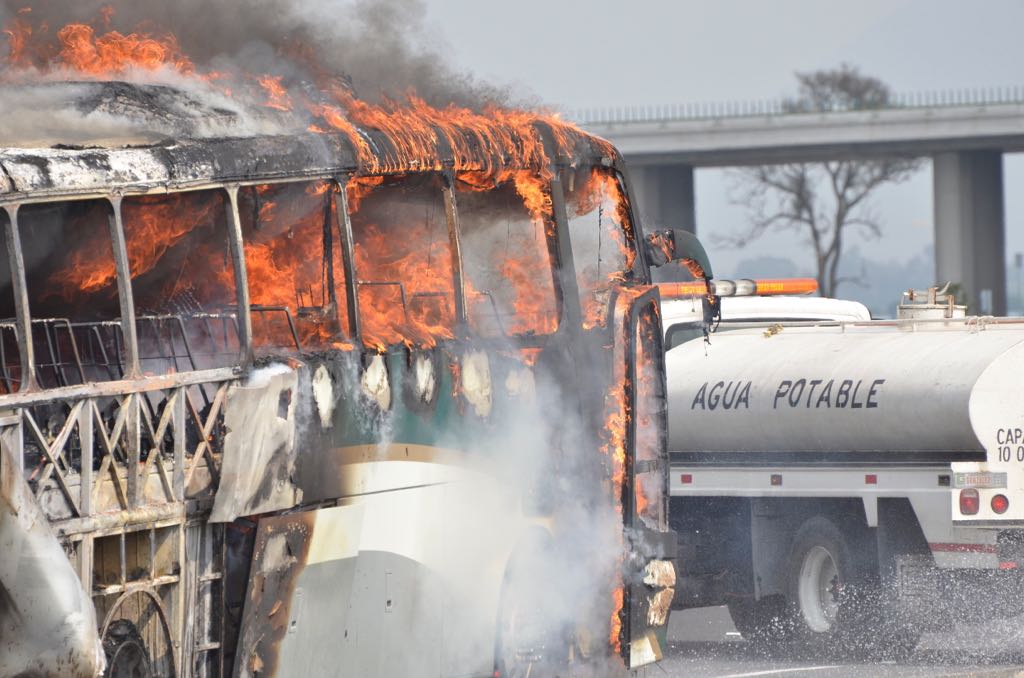Se incendió autobús Flecha Roja en Libramiento Lerma-Valle de Bravo
