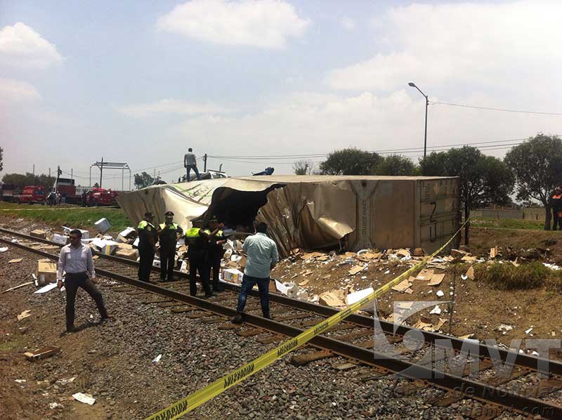 Vuelca tráiler cargado con inodoros en carretera Toluca-Palmillas; rapiña acaba con mercancía