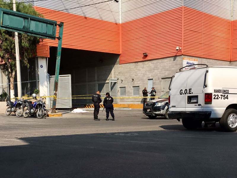 Muere trabajador en plaza comercial al ser aplastado por un portón