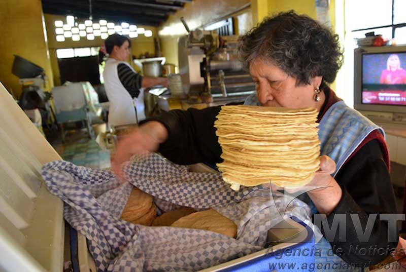 Afectan tiendas departamentales a productores de tortillas