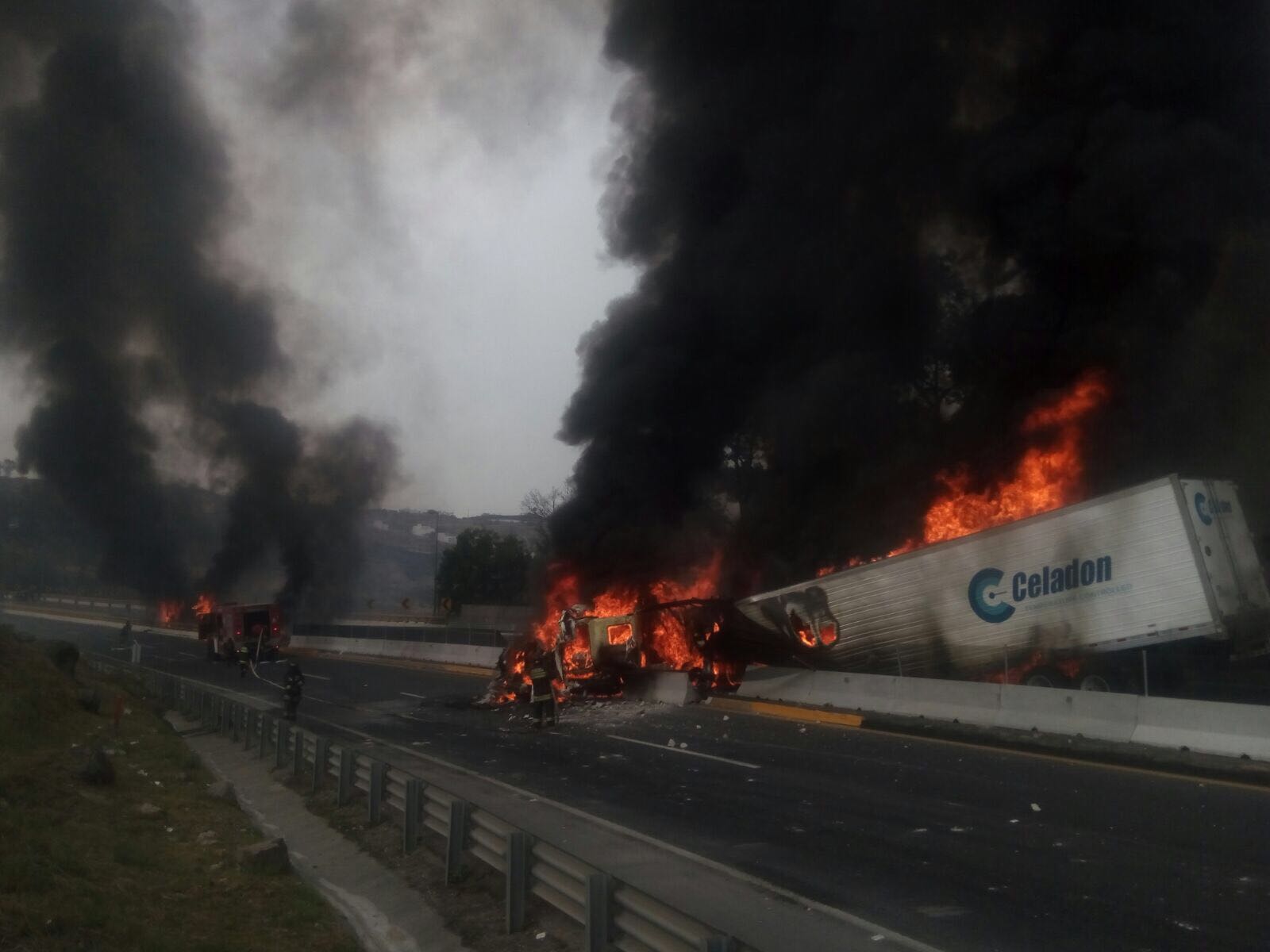 Tráiler choca y prende en llamas en la autopista Chamapa La Venta