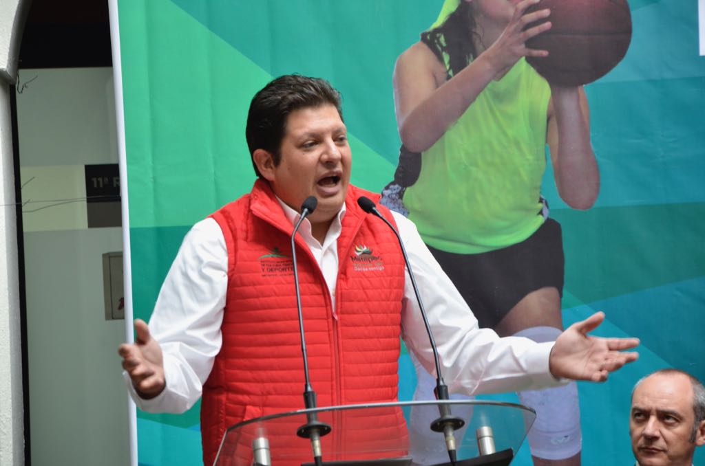 Entrega David López Cárdenas reconocimientos a jóvenes deportistas de Metepec