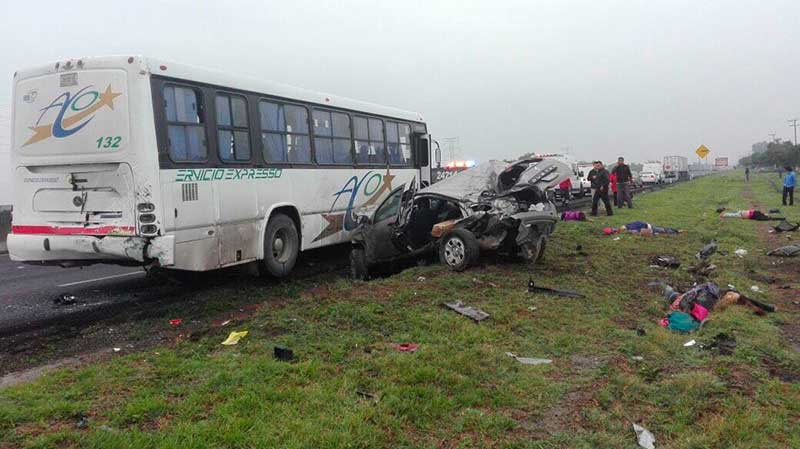 Choque entre autobús y camioneta deja 6 muertos y 7 lesionados en Ecatepec
