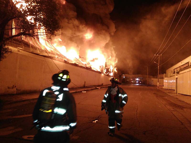 Se sumó Cuerpo de Bomberos de Toluca para sofocar incendio en Santiago Tianguistenco
