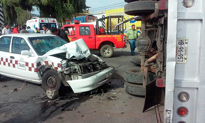 Choque entre taxi colectivo y camioneta deja 4 lesionados en carretera Toluca-Tenango