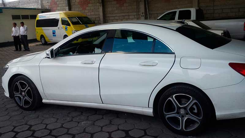 Balean dueño de Mercedez Benz, en San Mateo Atenco, para intentar robarle su auto de lujo