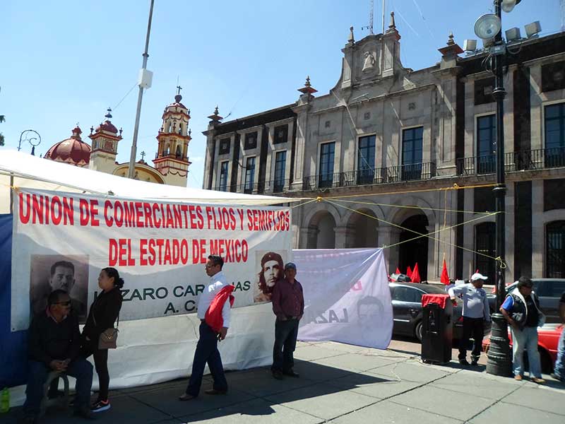 Comerciantes instalan plantón frente al ayuntamiento de Toluca para exigir limpieza en mercado Aviación-Autopan