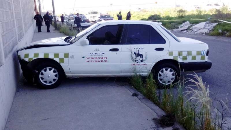 Taxista choca contra muro al ser baleado y muere en Lerma