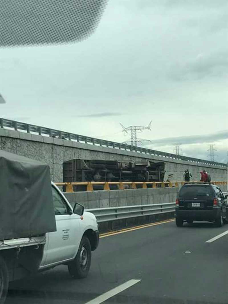 Volcó otro camión de carga en la México-Toluca; esta vez en Los Encinos