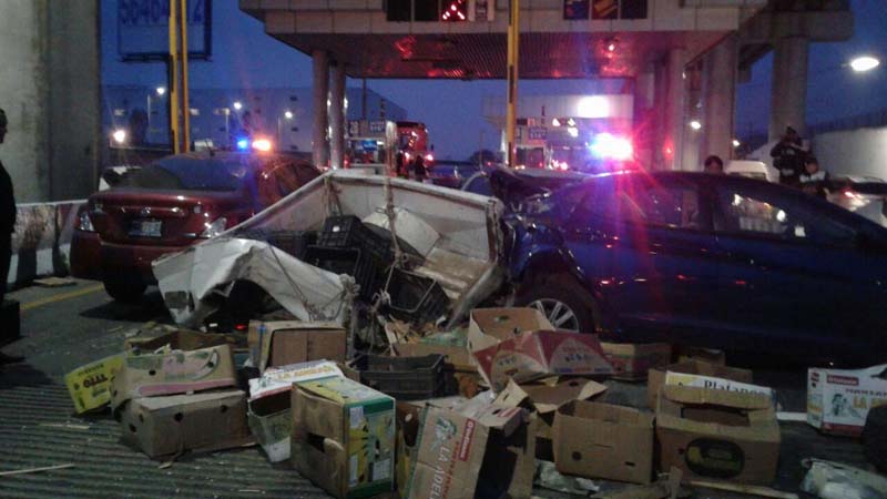Tráiler sin frenos impacta ocho vehículos y una patrulla en la carretera México Puebla.