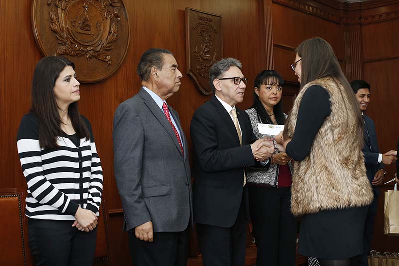 Entregó Fundación UAEMéx apoyos económicos a 70 estudiantes de UAEM