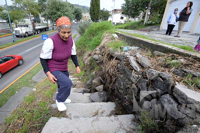 Escalinata se convierte en un peligro para vecinos de zona norte de Toluca