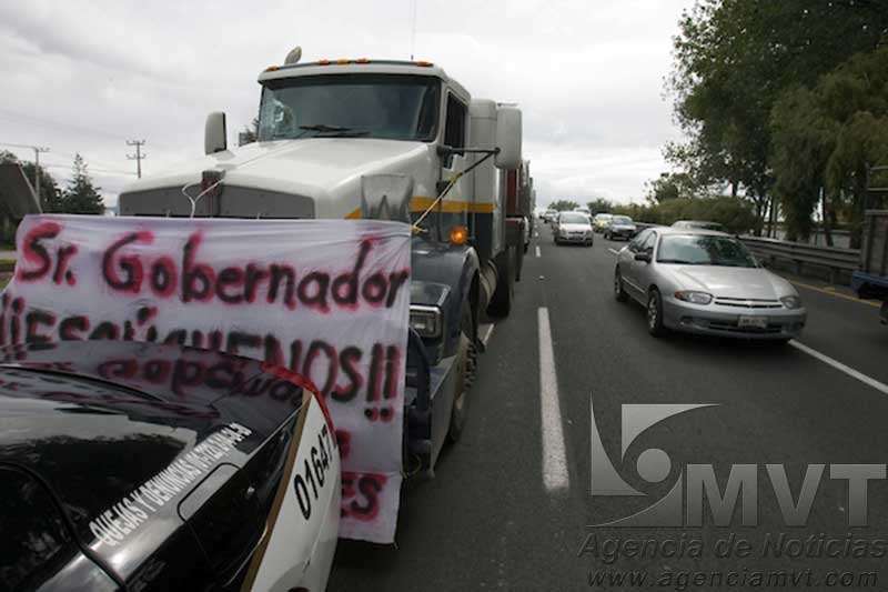 Exigen transportistas les paguen por acarrear materiales para el nuevo aeropuerto