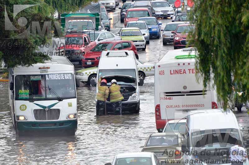 Intensas lluvias dejan encharcamientos y vehículos varados en Metepec y Toluca