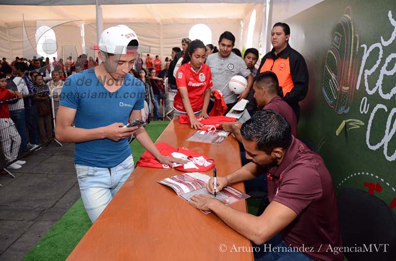 Exitosa firma de autógrafos ofreció el Club Deportivo Toluca a su afición en la Plaza de los Mártires de la capital mexiquense
