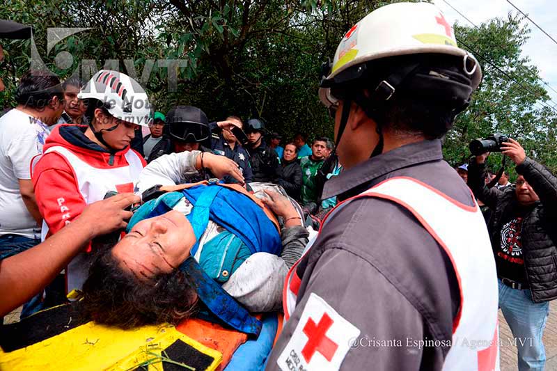 Autobús de pasajeros pierde frenos y se va a un barranco en Tlaxomulco, Toluca