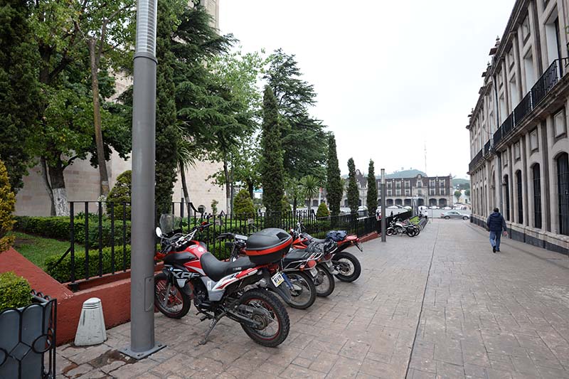 Infraccionan motocicletas estacionadas en banquetas, rampas o puentes peatonales