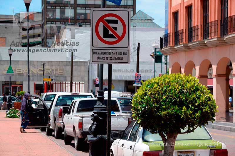 Siguen estacionándose donde quieren, a pesar de las infracciones