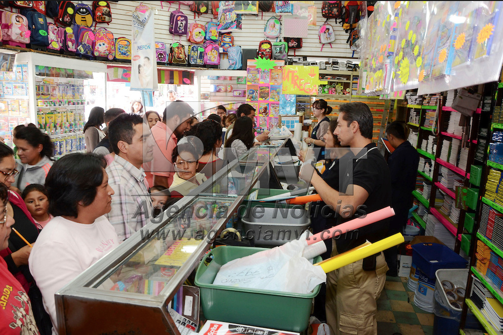 Padres de familia se preparan para los gastos del regreso a clases