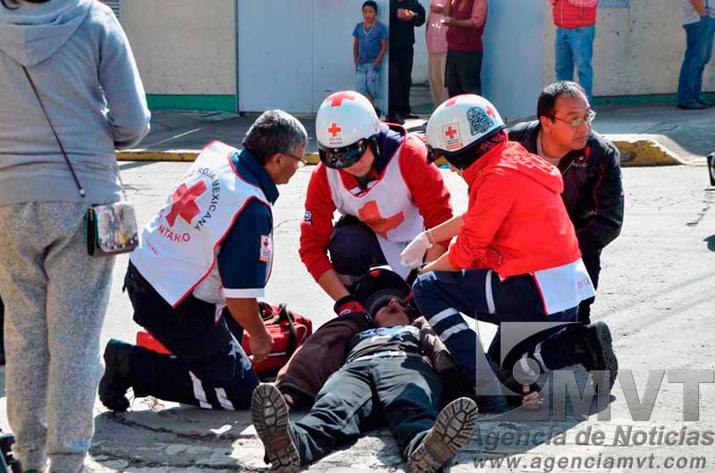 Atiende Cruz Roja a motociclista que empujó un automovilista y cayó al pavimento