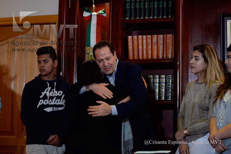 “No están solos”, demuestra Eruviel Ávila a la primera familia mexiquense deportada de EUA