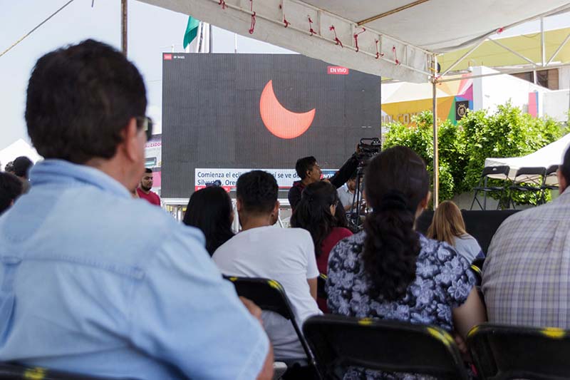 Disfrutan Eclipse Solar en Nezahualcóyotl