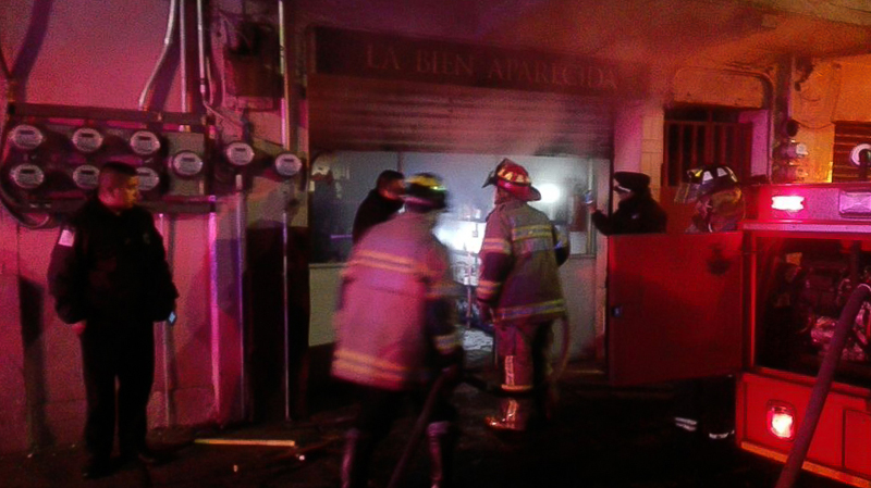 Atienden Bomberos de Toluca incendio en local comercial del Centro Histórico