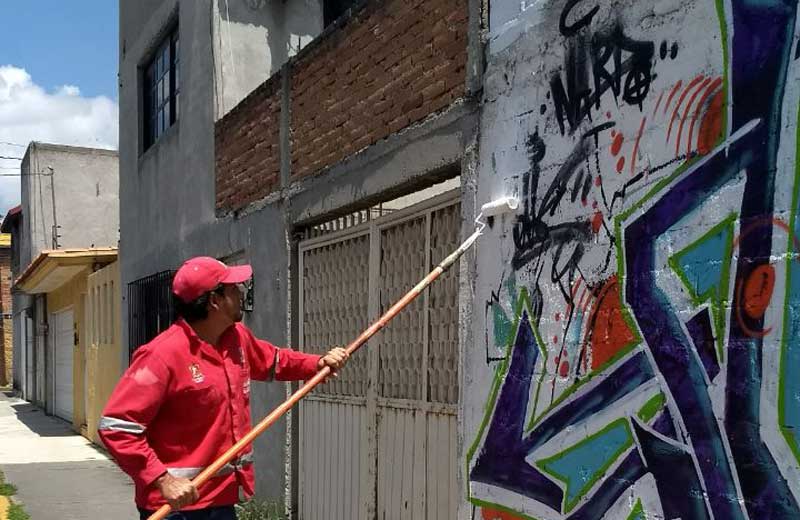 Ayuntamiento borra 300 grafitis para mejorar imagen urbana de Toluca
