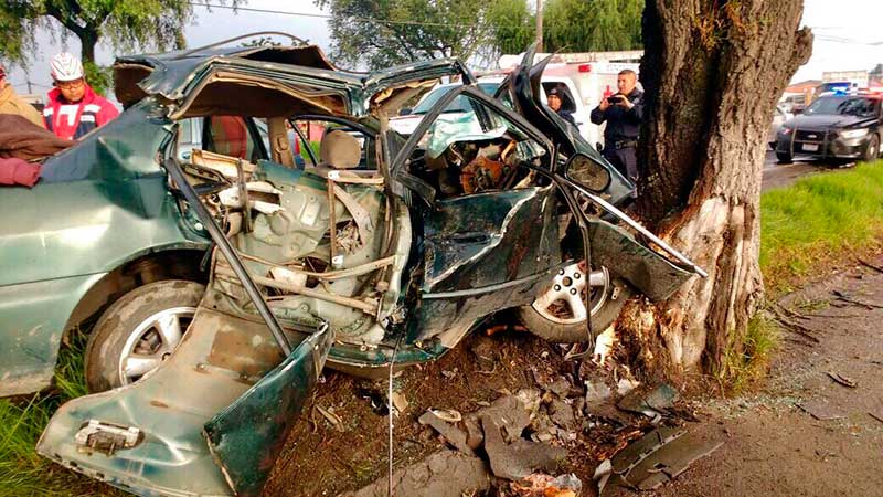 Rescata Cruz Roja lesionados y prensados en choque contra árbol en Metepec