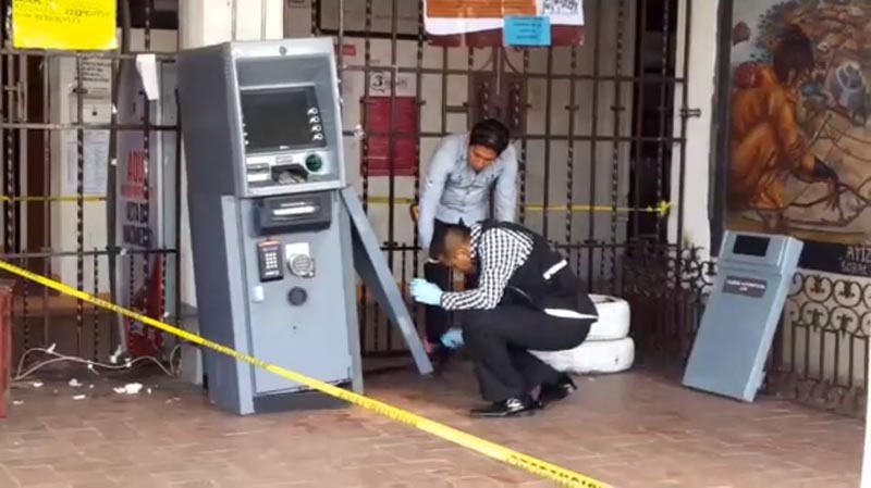 Con muñeco de trapo distraen a policías para robar cajero automático en Atizapán Santa Cruz