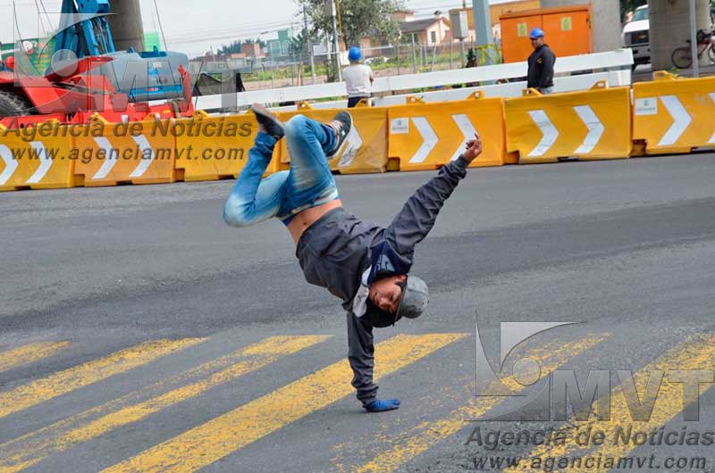 Sobrevive al ritmo del Hip Hop para ayudar a mantener a ocho hermanos, padres, sobrinos y hasta cuñados