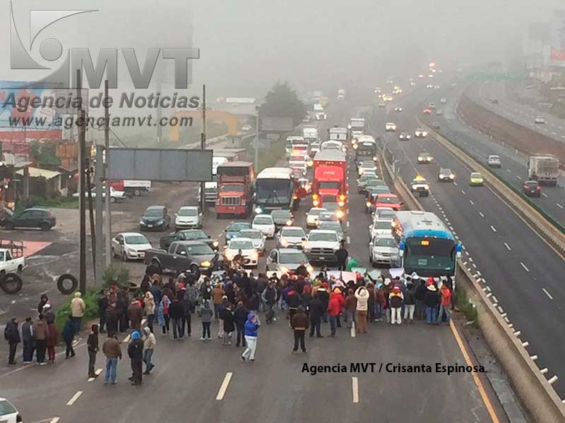 Bloquean carretera México-Toluca en protesta por operativo policíaco en Salazar