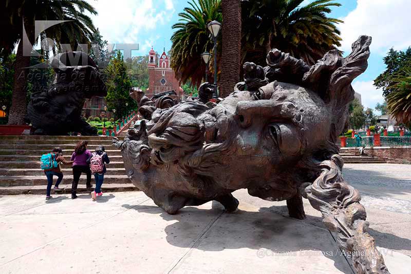 Aparecen tres cabezas en escalinata de la Iglesia del Calvario, en Metepec, son obra del artista Javier Marín