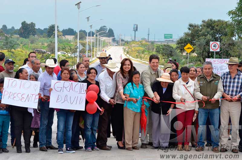 Entrega alcalde de Metepec importante obra carretera