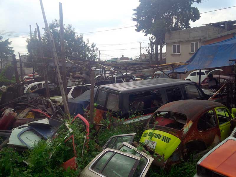 Aseguran deshuesaderos en Toluca con autos y partes presuntamente robadas