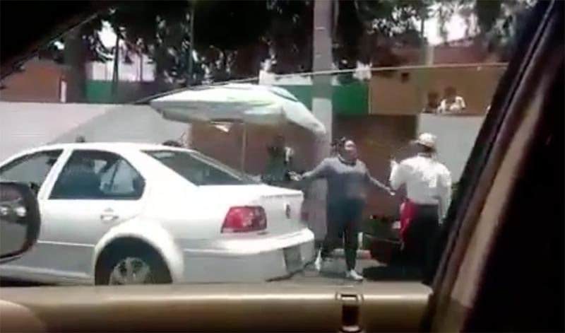Mujer agrede a vendedores de aguas frescas; ahora la conocen como #Ladyambulante