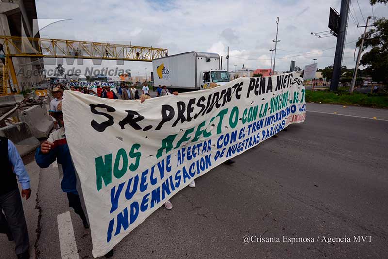 Marchan ejidatarios de San Mateo Atenco a Los Pinos a exigir paguen por tierras afectadas por Tren Interurbano