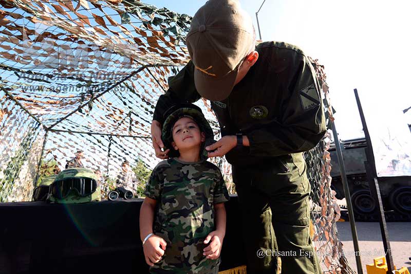 Comparten militares con niños su labor al servicio de la Patria