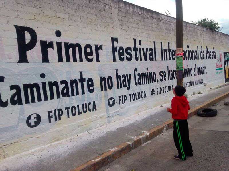 Llenan de poesía 500 bardas de Toluca por el festival internacional