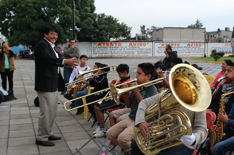 Entregan instrumentos musicales en escuelas de Texcoco