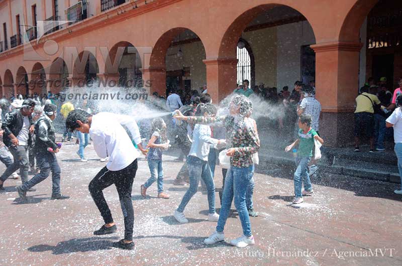 Convierten el centro de Toluca en campo de batalla con espuma y huevos