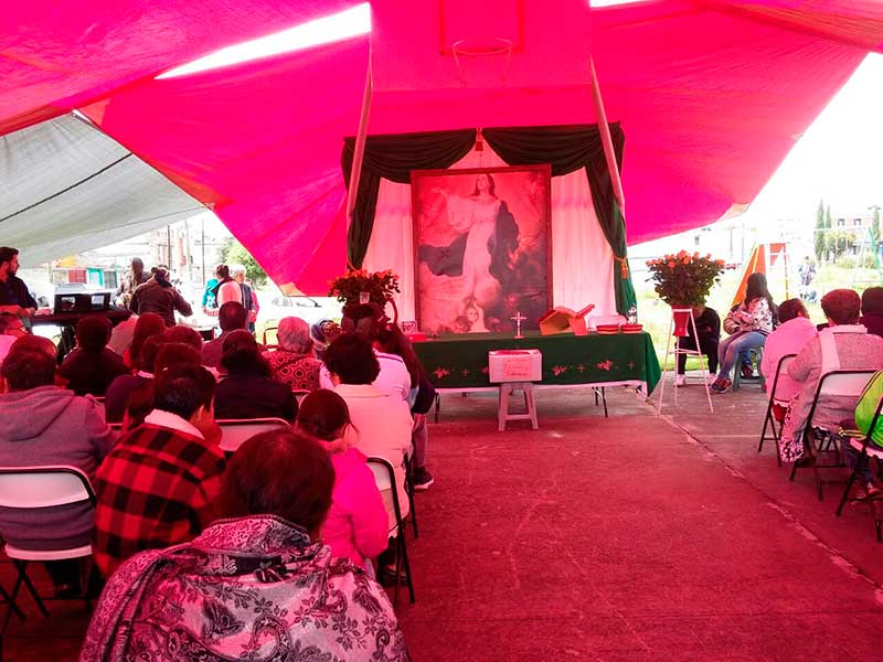 El sismo les dejó sin iglesia, pero la fe los mantiene unidos