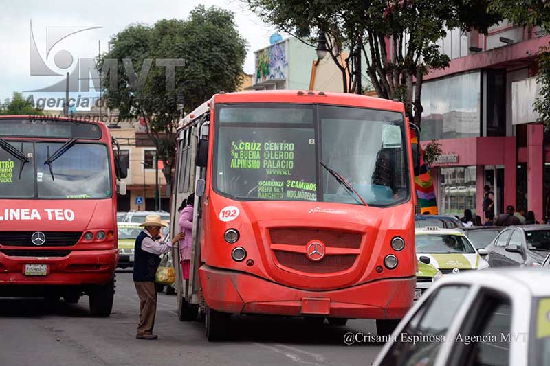 Se va la mitad del salario en transporte público, alertan trabajadores