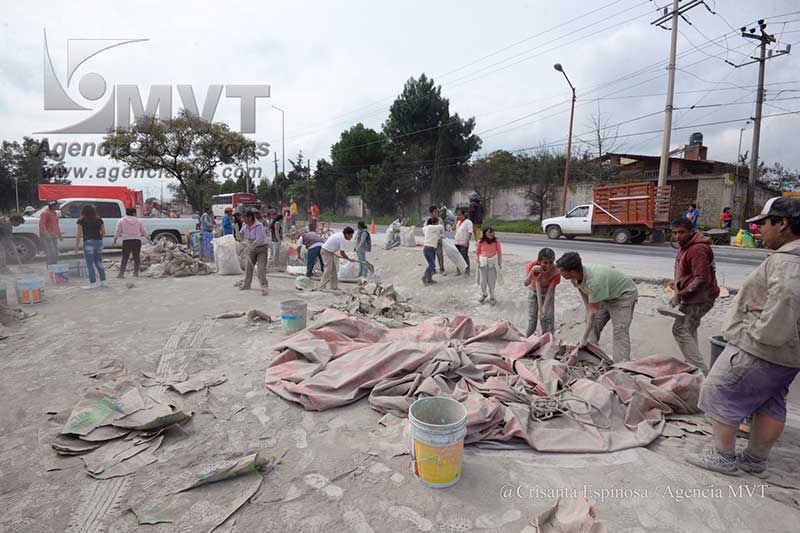 Vecinos de Palmillas aprovechan volcadura de tráiler para hacerse de toneladas de cemento regado