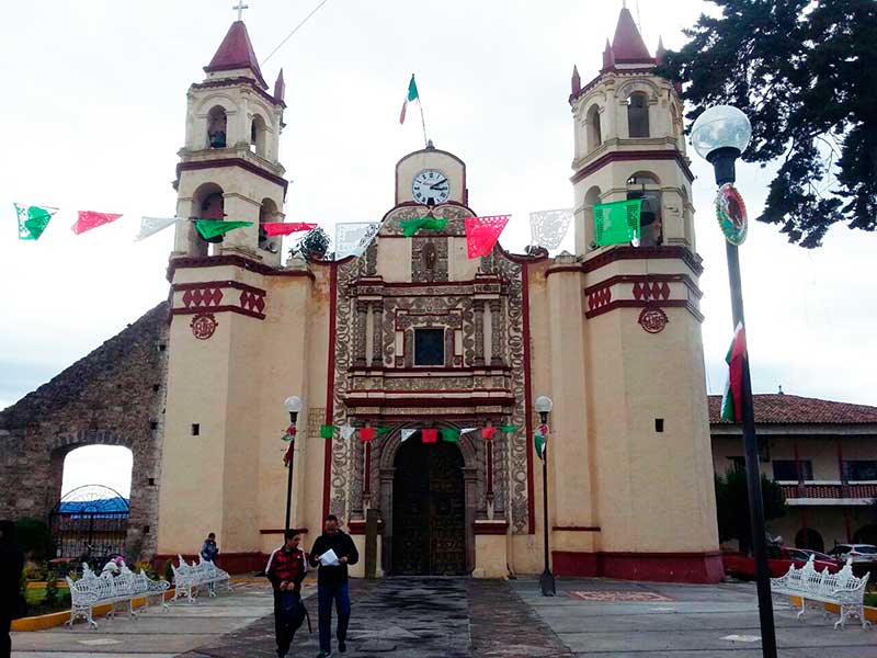 Cierran iglesia en San Antonio la Isla por sismo, habrá misa, pero en el  patio