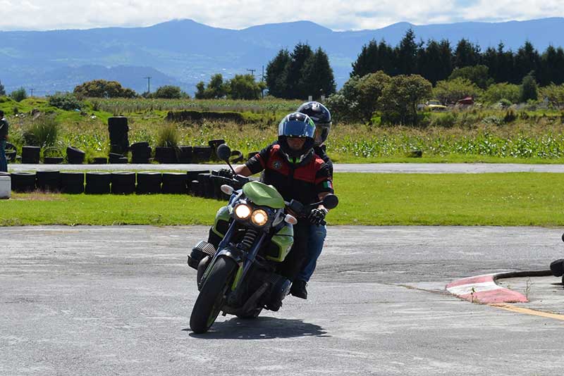 Fomentan motociclismo responsable con clínica de manejo