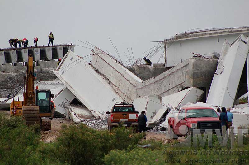 El sismo derrumbó puente de autopista de acceso al Nuevo Aeropuerto