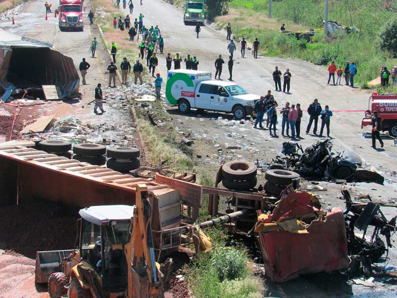 Arroja dos muertos y cuatro lesionados choque de tráileres en la Texcoco-Calpulalpan