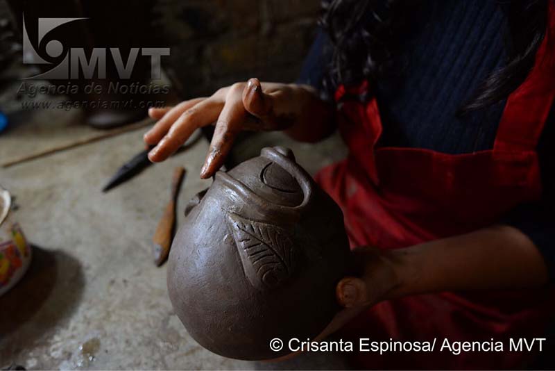 Artesana mexiquense materializa la figura de Frida, perrita rescatista en obras de barro
